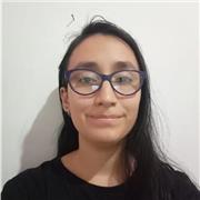 Profesora imparte clase a estudiantes de cualquier edad